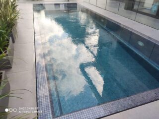 בריכת בטון גלישה ראשית