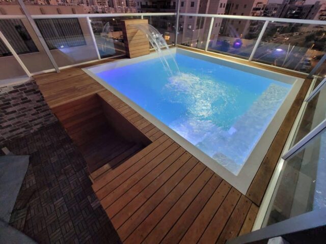 בריכת פיברגלס בשילוב מפל