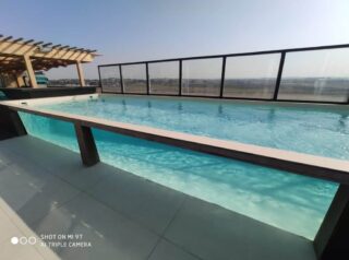 בריכת פיברגלס בשילוב זכוכית