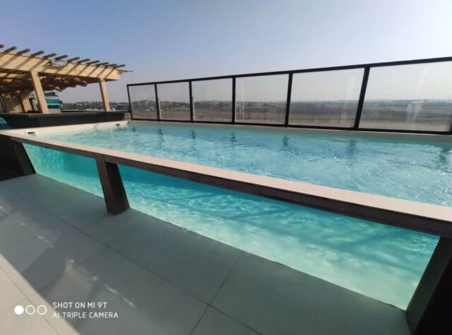 בריכת פיברגלס בשילוב זכוכית