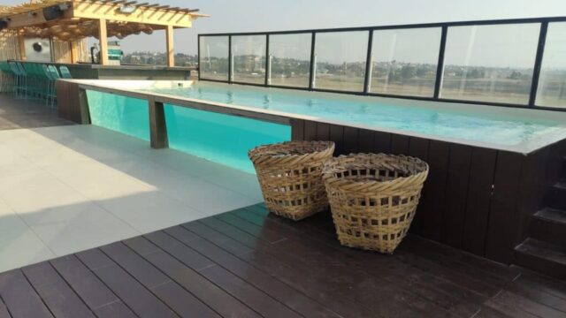 בריכת פיברגלס בשילוב זכוכית